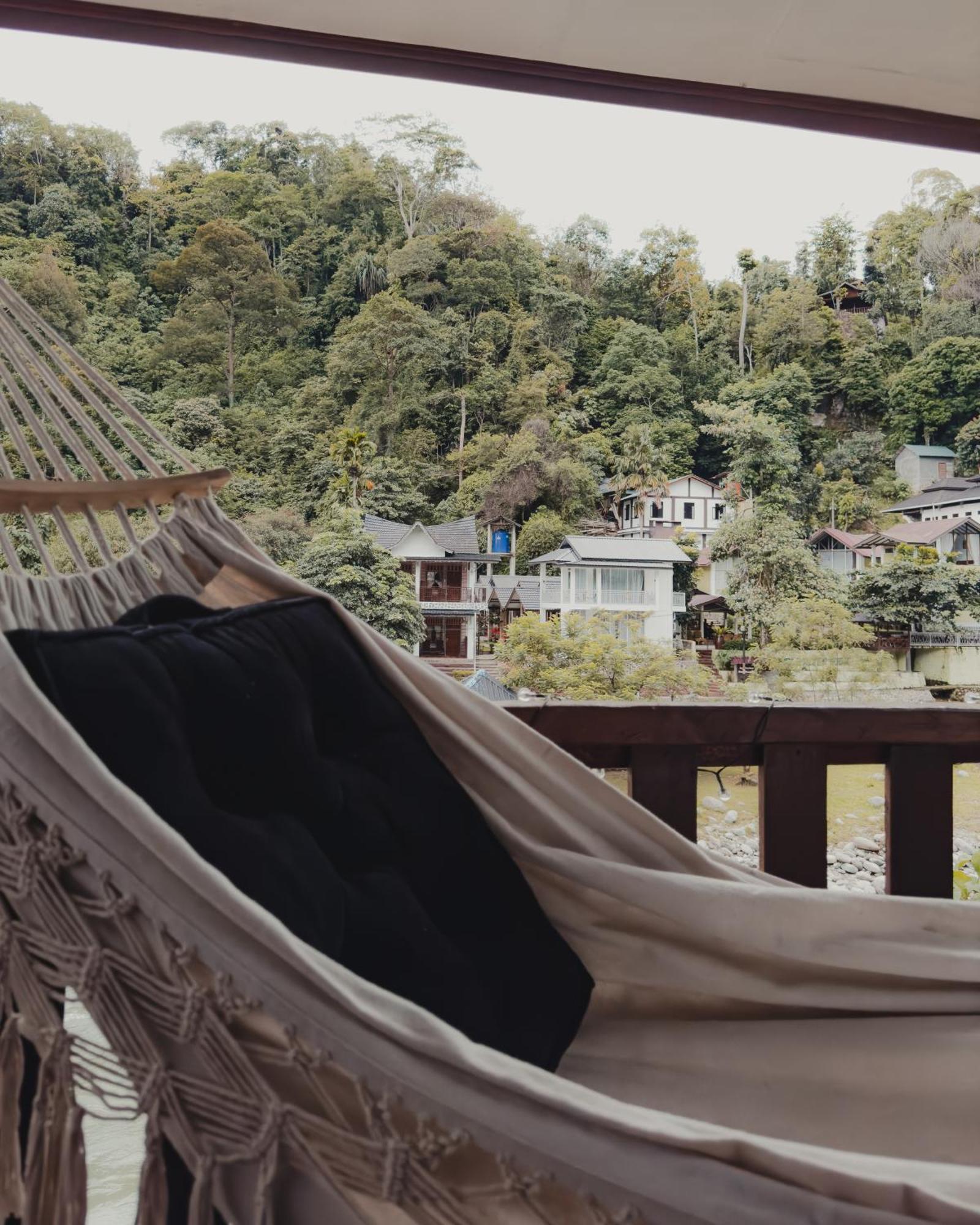 Hotel Charlys Little House Bukit Lawang Esterno foto