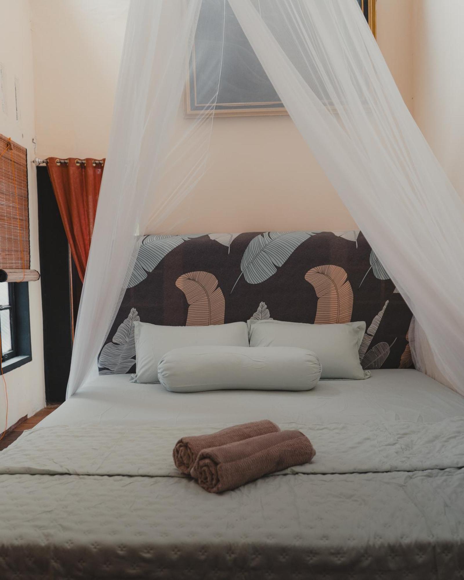 Hotel Charlys Little House Bukit Lawang Esterno foto